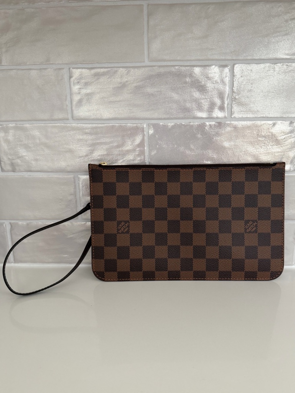 Authentic Louis Vuitton Neverfull Damier Eblene Wristlet. NEW
